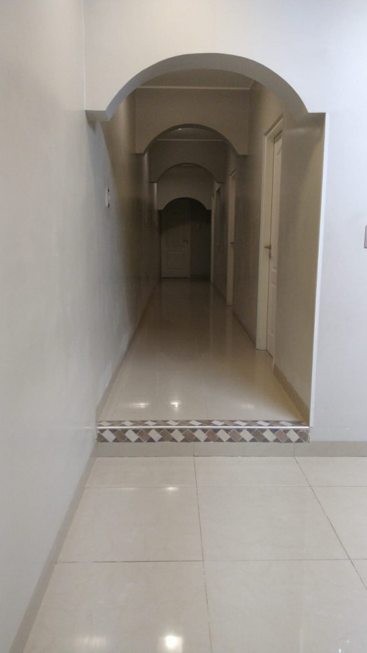 ALQUILO AMPLIO COMPLEJO DE OFICINAS EN EL CENTRO 