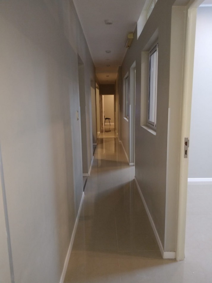 ALQUILO AMPLIO COMPLEJO DE OFICINAS EN EL CENTRO 