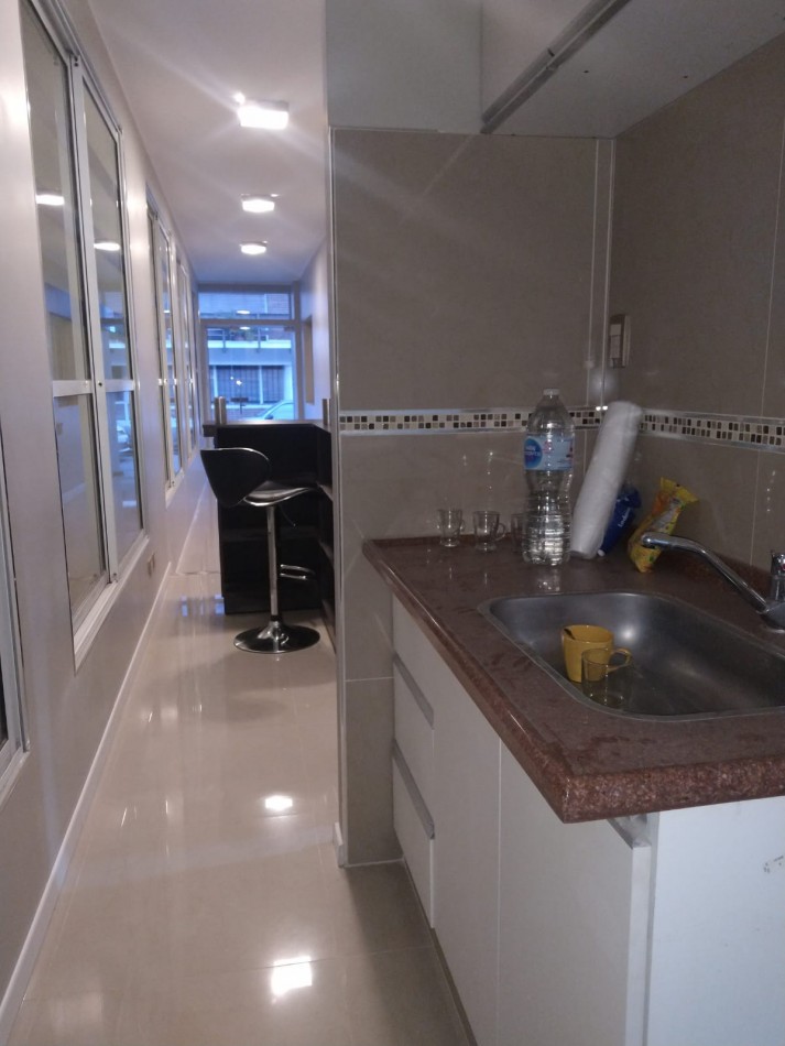 ALQUILO AMPLIO COMPLEJO DE OFICINAS EN EL CENTRO 