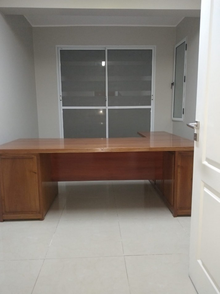 ALQUILO AMPLIO COMPLEJO DE OFICINAS EN EL CENTRO 