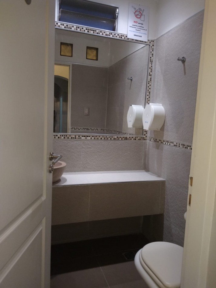 ALQUILO AMPLIO COMPLEJO DE OFICINAS EN EL CENTRO 