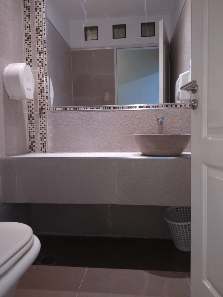 ALQUILO AMPLIO COMPLEJO DE OFICINAS EN EL CENTRO 